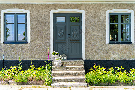 封闭的绿色木制门 配有石头楼梯和扫描象形房屋水泥墙壁的绿木铁门图片