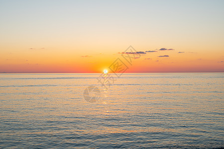 日落在黑海上 海景从岸边很美旅行红色岩石阳光天空海浪假期反射图片