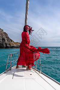 夏日在游艇上穿着红色礼服的中年女子 有吸引力的中年妇女 豪华暑假冒险 户外活动血管海洋船长幸福运输队长巡航女士微笑车轮图片
