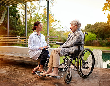 每个病人都应该有同情心 一个年轻的医生和她年长的病人 坐在外边聊天的时候会说话图片