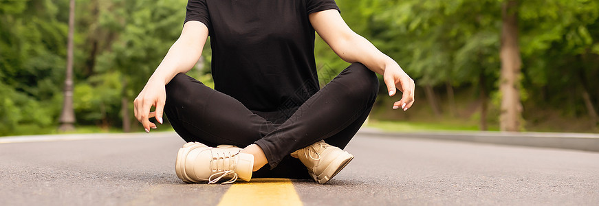 穿着便衣的快乐年轻女士在农村沿沥青路行走 搭便车到户外兜风 可爱的千禧年妇女独自乘汽车旅行路线孩子太阳乐趣潮人冒险出租车远足者喜图片