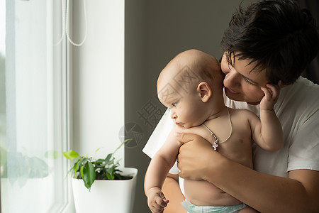 6个月大的婴儿母亲的肖像 最高视点成人男生房子母性女儿新生婴儿床童年卧室育儿图片
