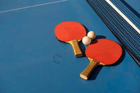 蓝板上的网球海绵桨和白球闲暇蓝色乒乓球中心娱乐分数乒乓活动乐趣游戏图片