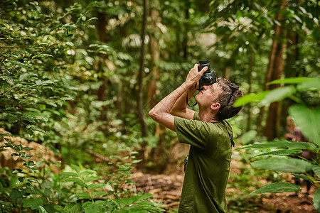 摄像头看到他的眼睛不能看的东西 一个年轻摄影师在探索热带丛林图片