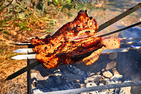 美味的牛肉或猪肉 在野餐时在火上烤焦了图片