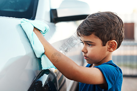 我想我漏掉了一个地方 一个快乐的小男孩 在家里用布洗车的时候 在外头图片