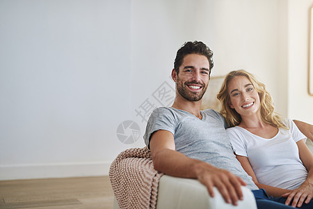 幸福使房子成为家 一对年轻夫妇在家里放松图片