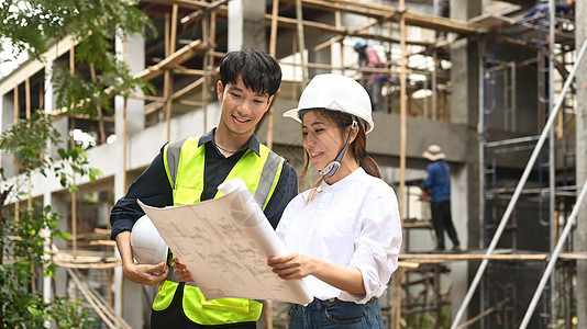 工业建筑施工现场戴安全帽规划发展细节的年轻土木工程师和建筑师妇女图片