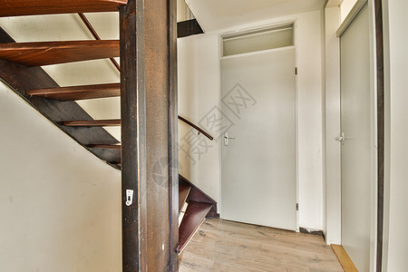 现代房子里螺旋楼梯建筑走廊住宅白色地面建筑学水平木材风格门厅图片