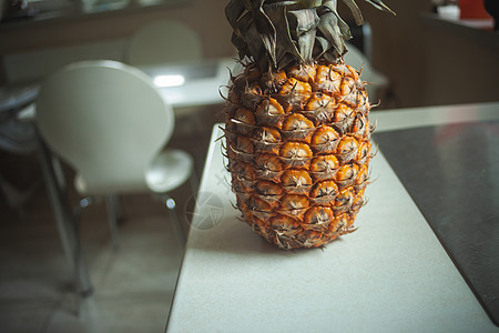 整片菠萝水果站在厨房柜台上图片