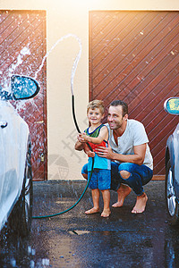 父亲和儿子在一起洗车时玩水管的一整拍子 我爱爸爸把我也算做杂务了图片