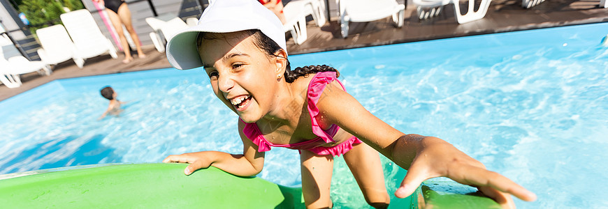 游泳池的小女孩 暑假户外公园幸福水池潜水喜悦快乐乐趣假期活动蓝色图片