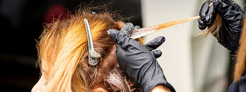 将染色剂应用到头发上商业手套配饰发型师女性理发师服务爆头工作着色剂图片