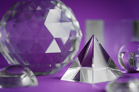紫色背景的水晶棱镜折射光 魔法水晶和金字塔 球体和立方体 修行灵疗水晶 风水 良好的能量流概念背景分数物理反射橙子三角形蓝色反思图片