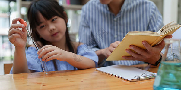 小孩和老师在做科学实验 回到学校的概念学习教育兄弟烧瓶化学家男生学生实验室瞳孔女孩图片