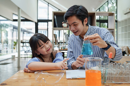 小孩和老师在做科学实验 回到学校的概念医学教育生物实验室烧瓶男生管子学生代理人化学家图片