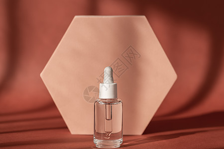 透明质酸 米色讲台基座上的血清护肤瓶 棕色表面带有肽和胶原蛋白的血清产品化妆品 带有阴影的现代品牌包装图片