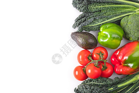 新鲜蔬菜框架 黑羽衣甘蓝叶 西红柿枝 红色和绿色甜椒 鳄梨 美味的生蔬菜食品模型 健康食品的概念 顶视图 平躺图片