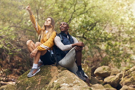 远足 自由和情侣在岩石上放松 同时在户外欣赏大自然 树木或平静的天空 与男人和女人一起放松和激励运动 健身 健康和健康心态步行图片