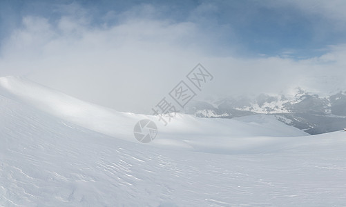 冬季风景 山中雾雾和蓝天空 从雪山顶和雪田上方看一看图片