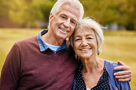 我们的关系越来越好 公园里一对快乐的老夫妇的肖像也越发复杂了图片
