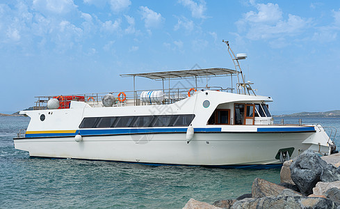 一艘小型旅游船停靠沿海海岸 没有乘客边视线图片