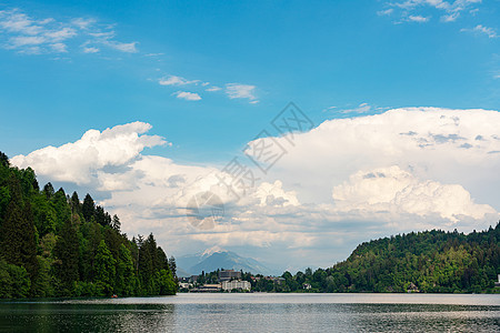 以高山和美丽的蓝天空环望着斯洛文尼亚的湖布图片