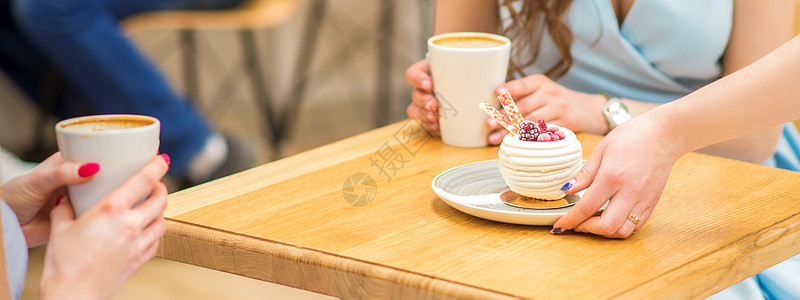 服务员把糕点放在桌上女士成人蛋糕服务烹饪咖啡店早餐桌子餐厅面包图片