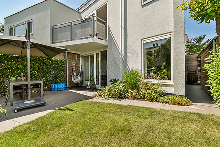 里面有植被的简单院子椅子庭院铺路奢华后院房子家具绿化建筑学园林图片