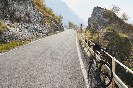 在山路的自行车 在阿尔卑斯山秋天风景的山地自行车 极限运动和骑自行车的概念 户外图片