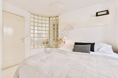带木制衣柜的轻型卧室阳台木地板公寓窗帘住房房子家庭窗户木头白色图片