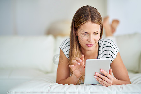 一位年轻女性在家里浏览互联网 在网上做她最忙的一天图片