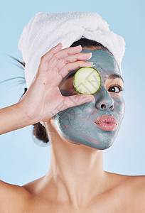 面部 痤疮和带面罩的女性在皮肤科肖像中进行护肤美容健康治疗 去皮 黄瓜和年轻女孩在水疗清洁中使用健康的排毒美容产品图片