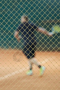 透过网球运动员的网目浏览成人男性活动玩家男人法庭联盟教练场地球拍图片