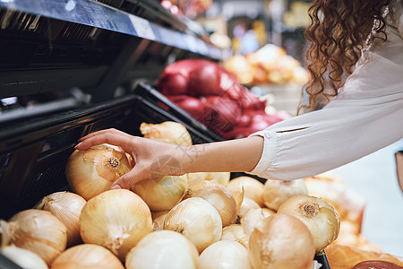 蔬菜 杂货店购物和健康 而顾客在超市或蔬菜水果店选择新鲜洋葱 零售市场通货膨胀前购买纯素食品杂货的妇女的近手图片