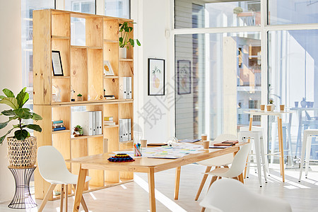 空荡荡的室内办公室 配有灯光 木制家具和工作场所 供商务和工作使用 为在职员工或员工设计的公司或创意室的现代简约设计装饰图片