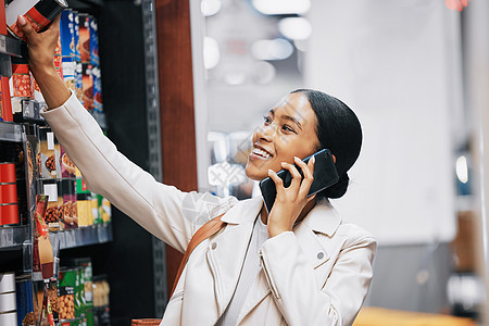 快乐的超市 杂货店购物和顾客使用 5g 电话 微笑和在零售店购买食品 杂货或货架上的产品 带智能手机的女性 销售沟通和商店随叫随图片