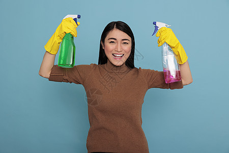 很高兴作为女佣 举起手举着两件洗涤剂喷雾剂的手臂图片
