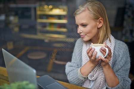 我们都需要找个地方单独呆着 一个坐在咖啡店里的年轻女人 女士们咖啡馆咖啡餐厅裁剪幸福成人酒店业消耗品店铺饮料图片
