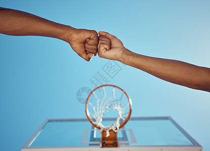 在篮球场的比赛训练和练习赛中 篮球朋友或球队的拳头碰撞 竞技运动员团结一致 团结一致 共同发挥健身运动的爱好图片