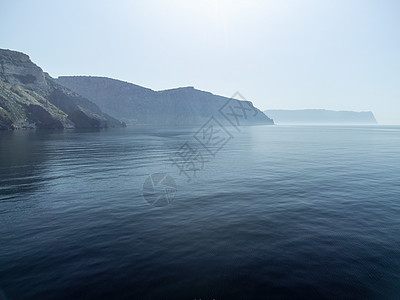 嫦娥下帆海景空中全景与水晶般清澈的蔚蓝大海和岩石海岸 在岩石背景下的美丽泻湖中的游艇 夏季旅行和度假的理想目的地的概念树木荒野海滩日落帆背景