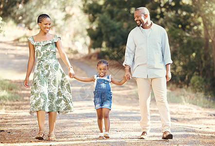 黑人家庭 爱和活跃的父母与他们的孩子一起在大自然中散步 享受冒险和户外乐趣 有女儿的快乐非洲男女享受旅行 度假和休闲散步图片