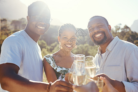 酒杯 香槟和朋友肖像在公园 葡萄园或绿色自然庆祝暑假 与黑人和女人微笑 喝酒和镜头光晕的快乐 友谊和酒精图片