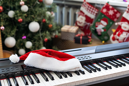 音乐合成器上的新年作曲 花环的灯 快乐圣诞贺卡 新年快乐明信片娱乐场景派对钢琴歌曲玩具键盘庆典乐器图片