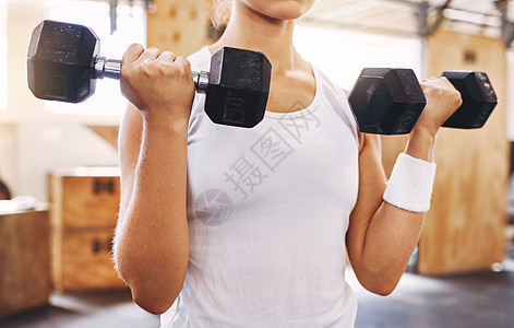 女人的手 哑铃和锻炼或在健身房锻炼身体和健康 健康 运动和体育教练员或运动员或体操运动员训练肌肉力量和举重比赛图片