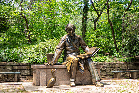 汉斯·克里斯蒂安·安德森雕塑的 纽约中央公园一只鸭子阅读书图片