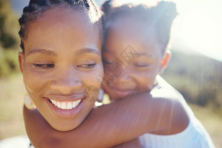 快乐的黑人母亲和顽皮的女儿在阳光下一起玩乐 无忧无虑的女人背着兴奋的女孩骑车在外面搭讪 单亲妈妈与孩子一起享受优质的家庭时光图片