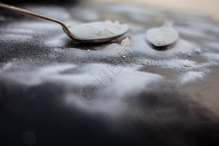 木质表面的古董勺子中原粉末烘制苏打水 以及塑料勺中的一些消毒剂厨房矿物打扫烘烤木头治疗食物碱性生物图片