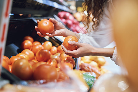 杂货食品购物 蔬菜市场和有机超市商店的健康顾客选择 优质营养饮食生活方式 新鲜水果产品销售和杂货通货膨胀价格上涨图片