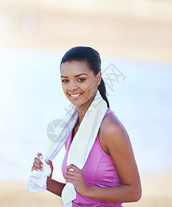 幸福是内在的工作 一个年轻女人的肖像 在她锻炼完之后 她脖子上戴着毛巾图片